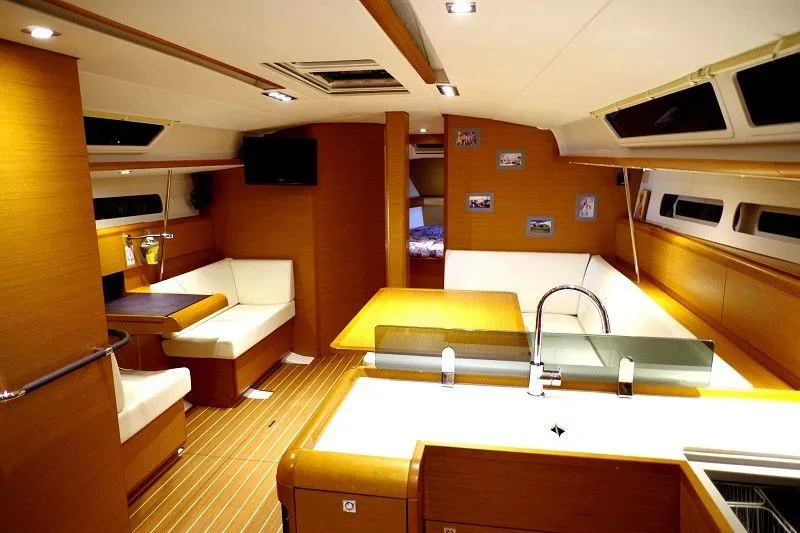 Explore Salamina on a 13.34m Rental Boat