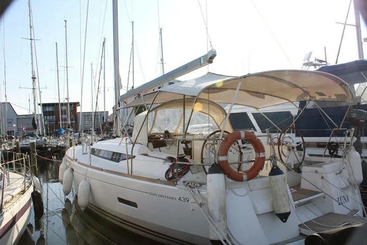 Luna Charter Boat
