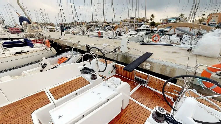 Charter a 12.99m Sailing Yacht Jeanneau Sun Odyssey 440 in Denia