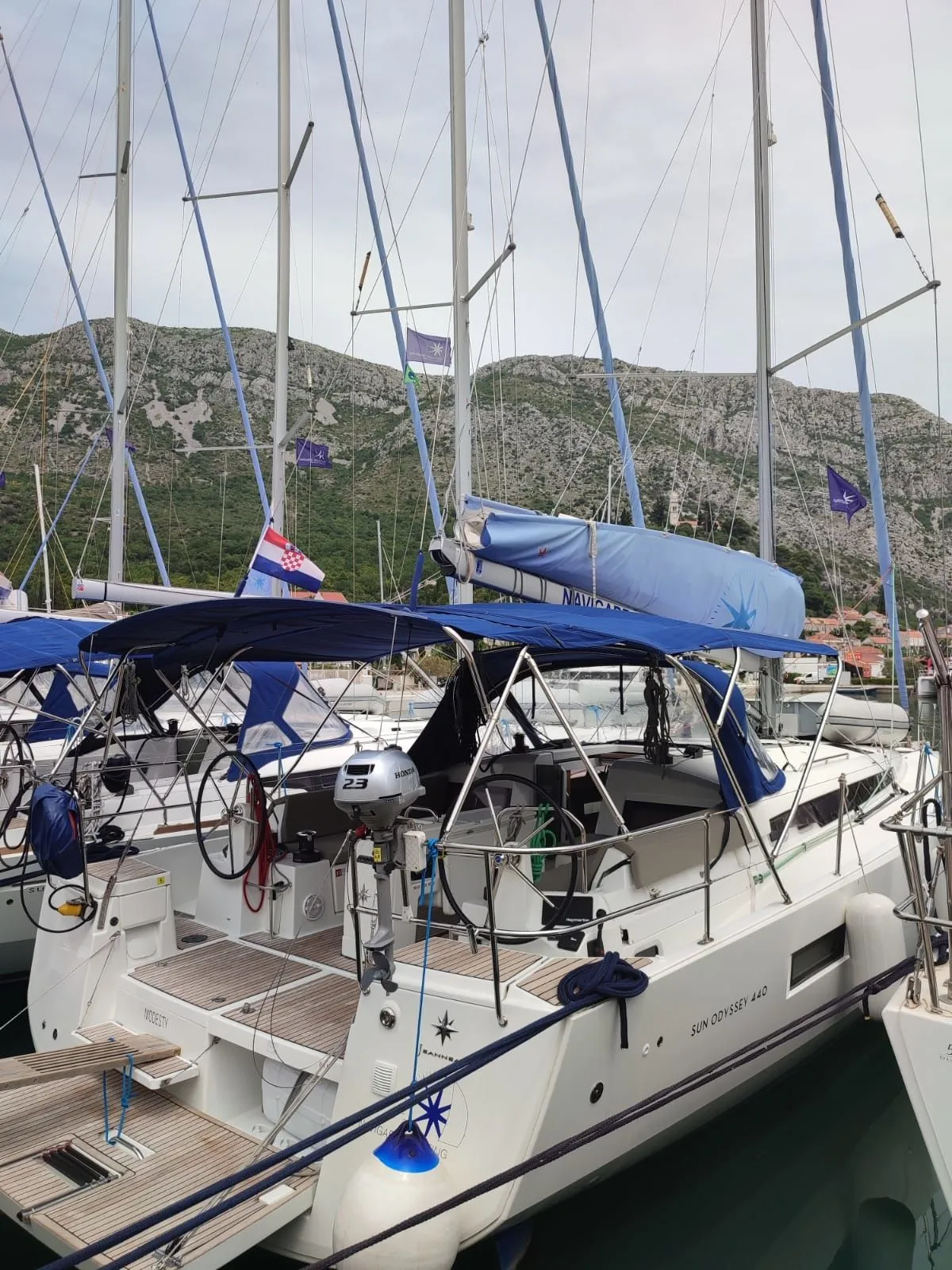 Modesty Mietboot - 5