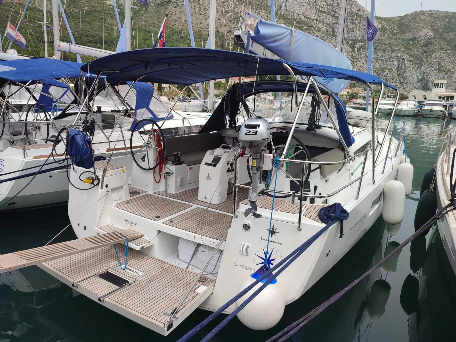 Modesty Mietboot - 3