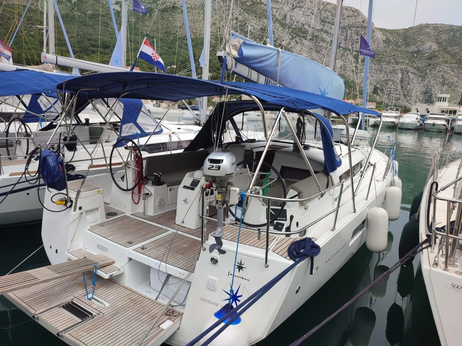Modesty Mietboot - 4