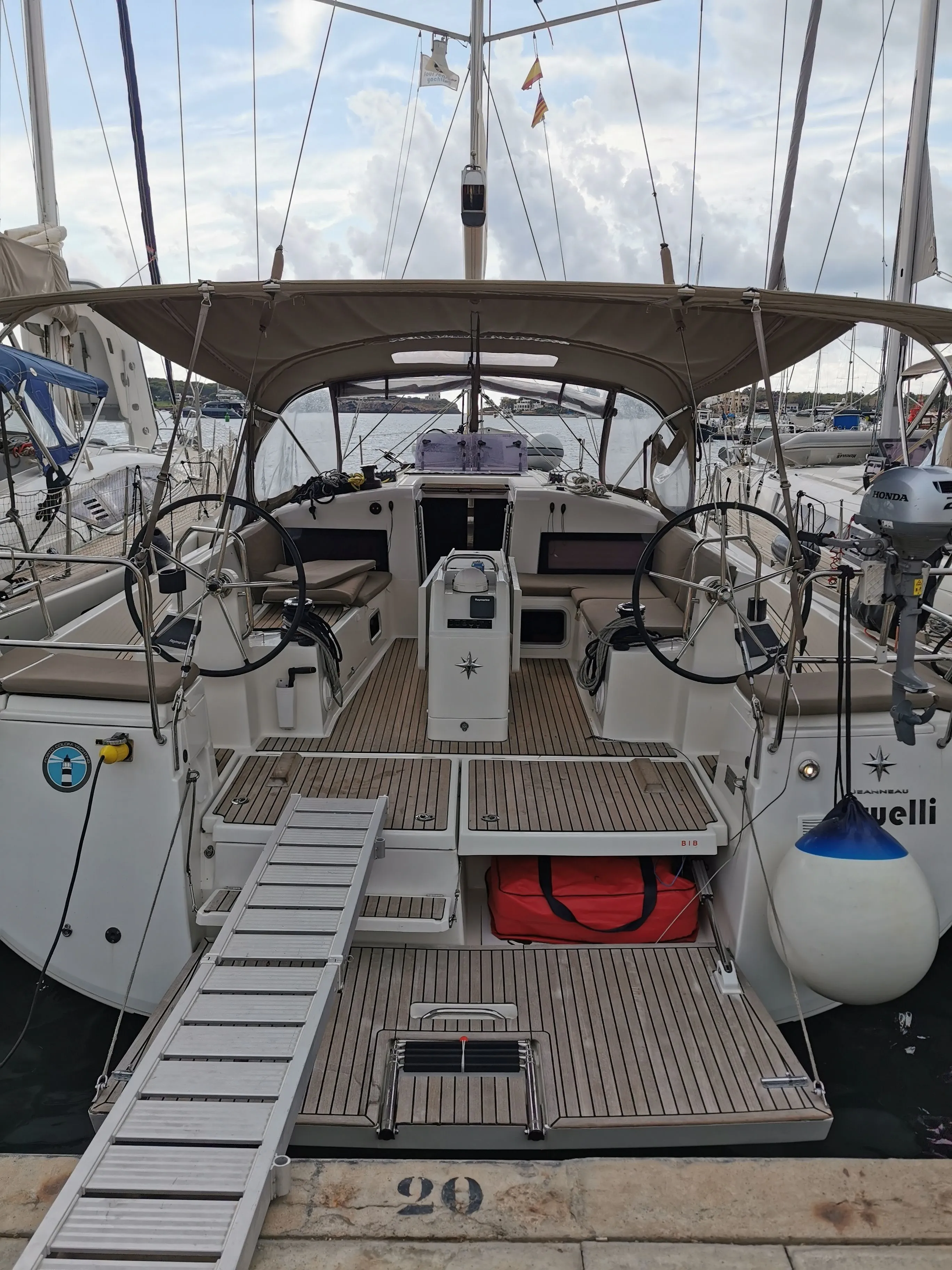Boot - Rent a 13.39m Jeanneau Sun Odyssey 440 in San Miguel de Abona