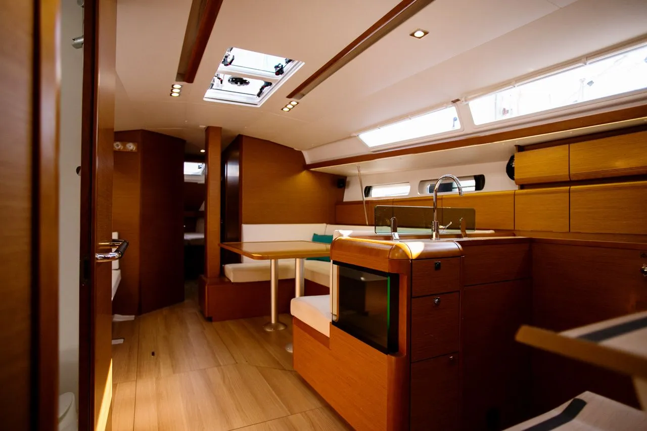 Charlie Charterboot - 2