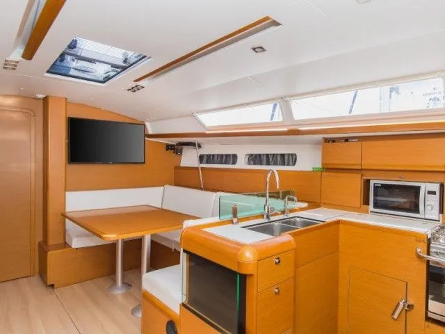 Elissa Charterboot - 4