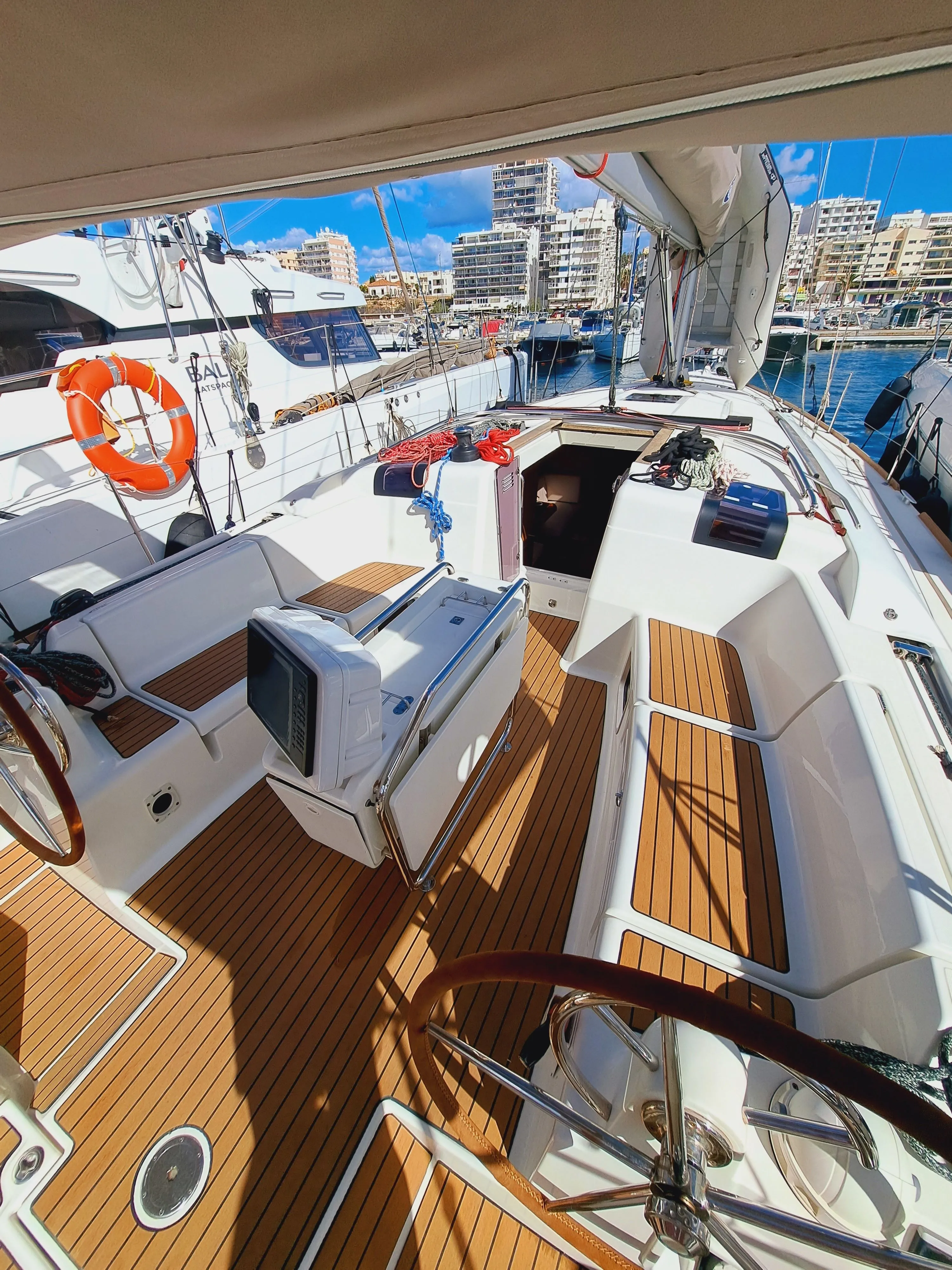 Mientras Tanto Charter Boat