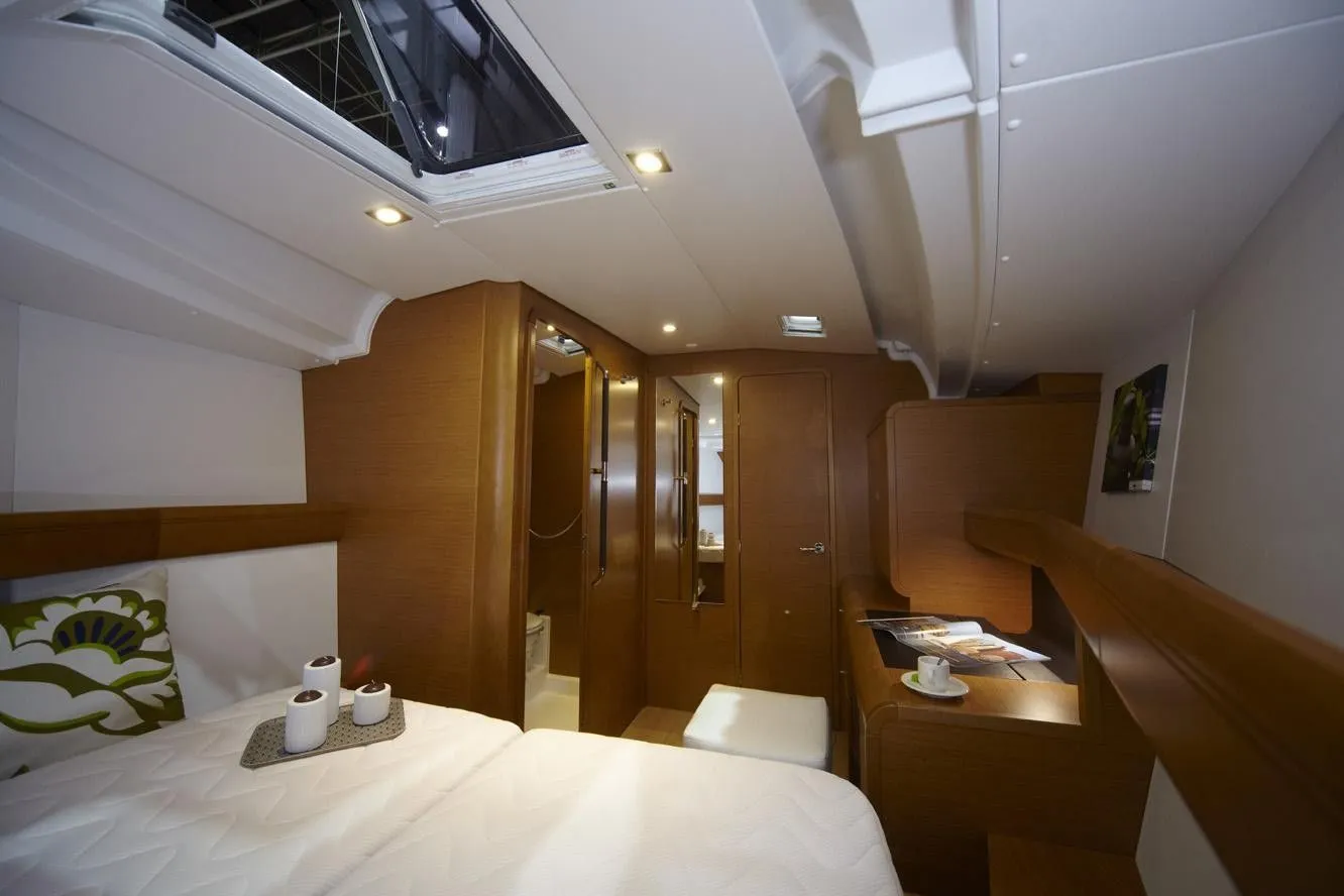 Charter a 13.75m 4 Cabin Sailing Yacht in La Paz