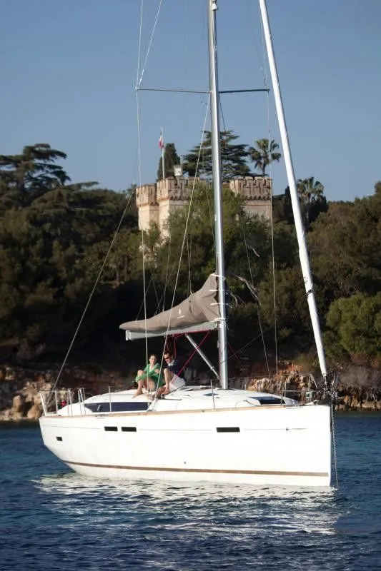 Charter a 13.75m 4 Cabin Sailing Yacht in La Paz