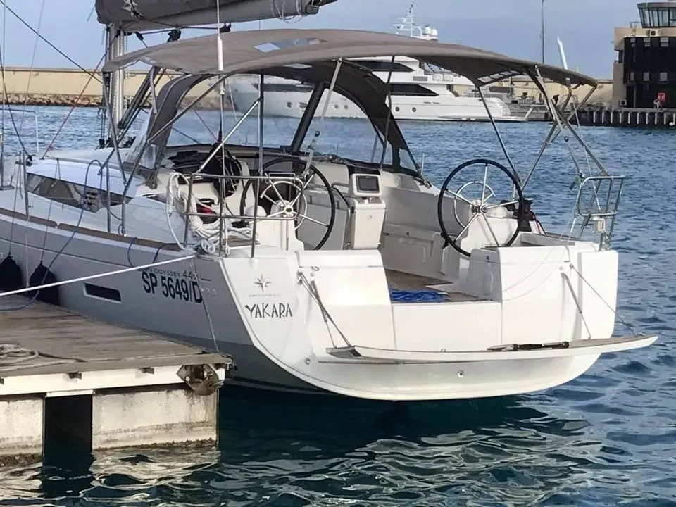 Explore Fezzano on a 13.76m Rental Boat
