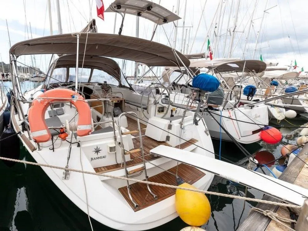 Charter a 13.7m Jeanneau Sun Odyssey 44i Sailing Yacht in Piombino