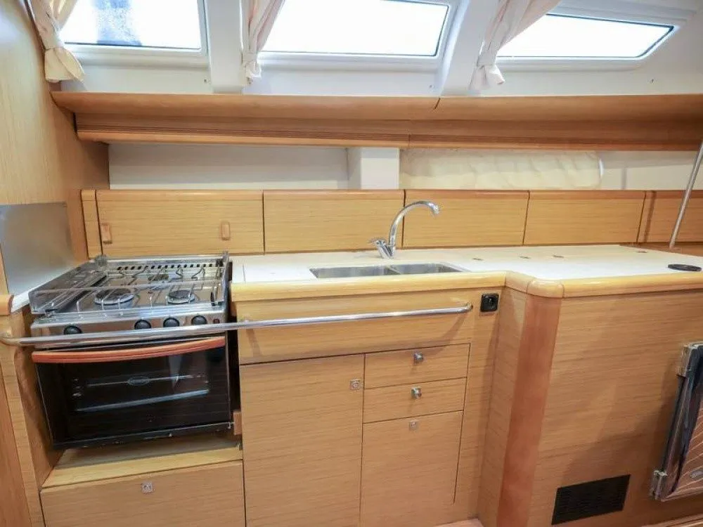 Charter a 13.7m Jeanneau Sun Odyssey 44i Sailing Yacht in Piombino