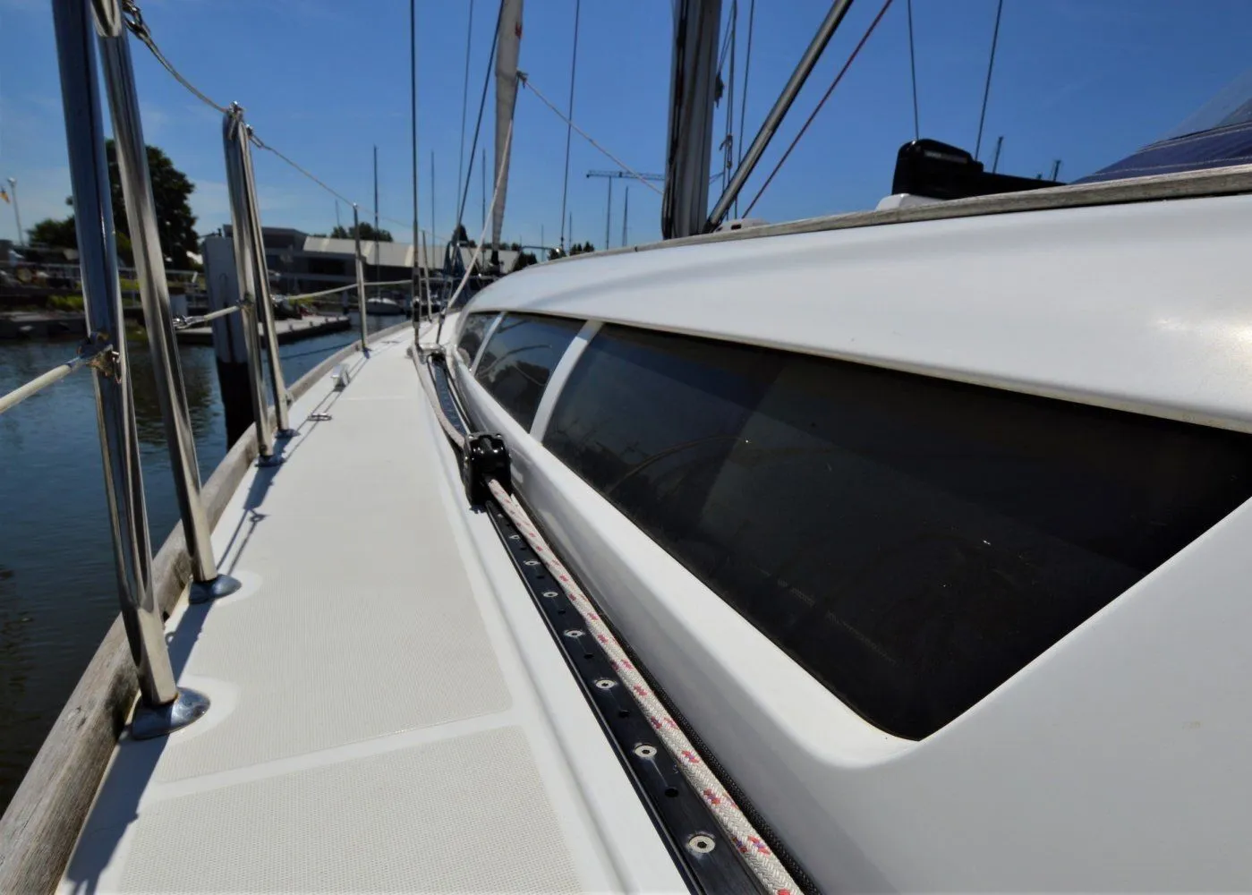 Charter a 13.75m Jeanneau Sun Odyssey 44i Sailing Yacht in Heraklio Town