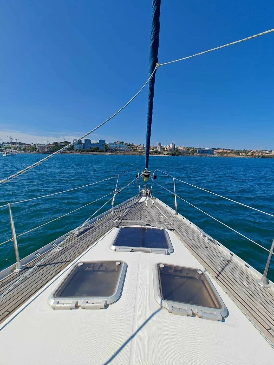 Explore Cascais on a 14.15m Rental Sailing Yacht Jeanneau Sun Odyssey 45