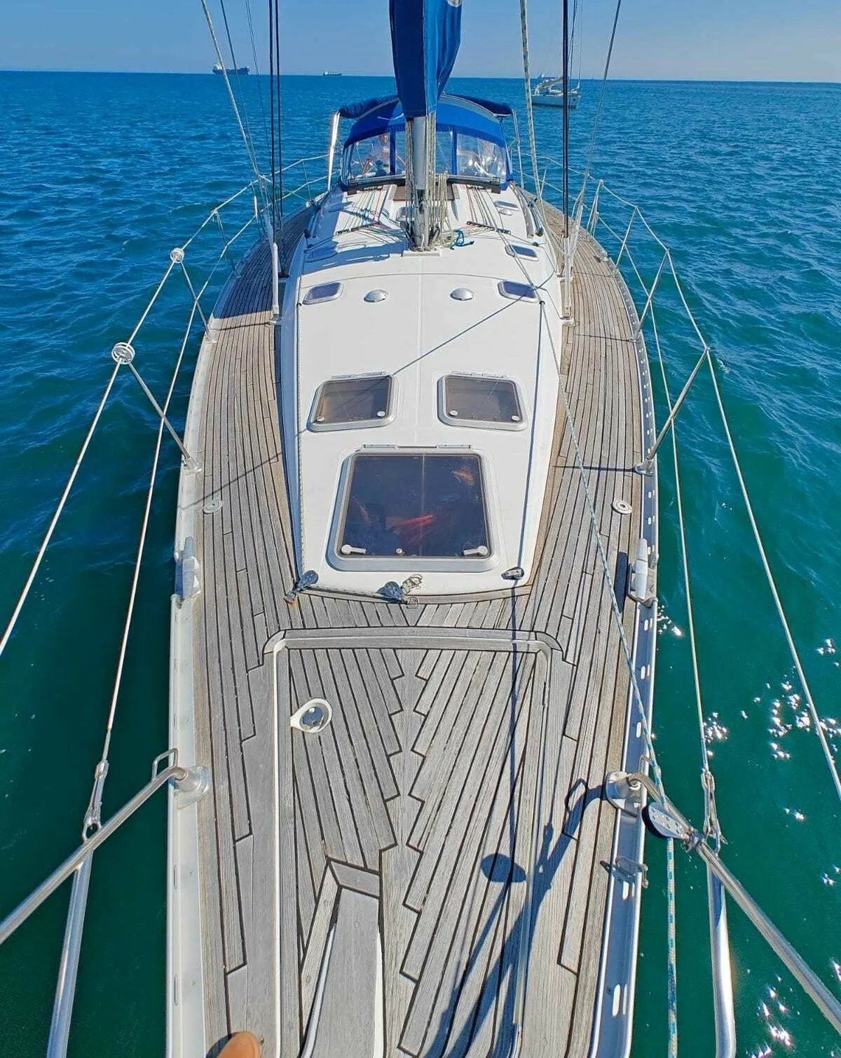 Explore Cascais on a 14.15m Rental Sailing Yacht Jeanneau Sun Odyssey 45