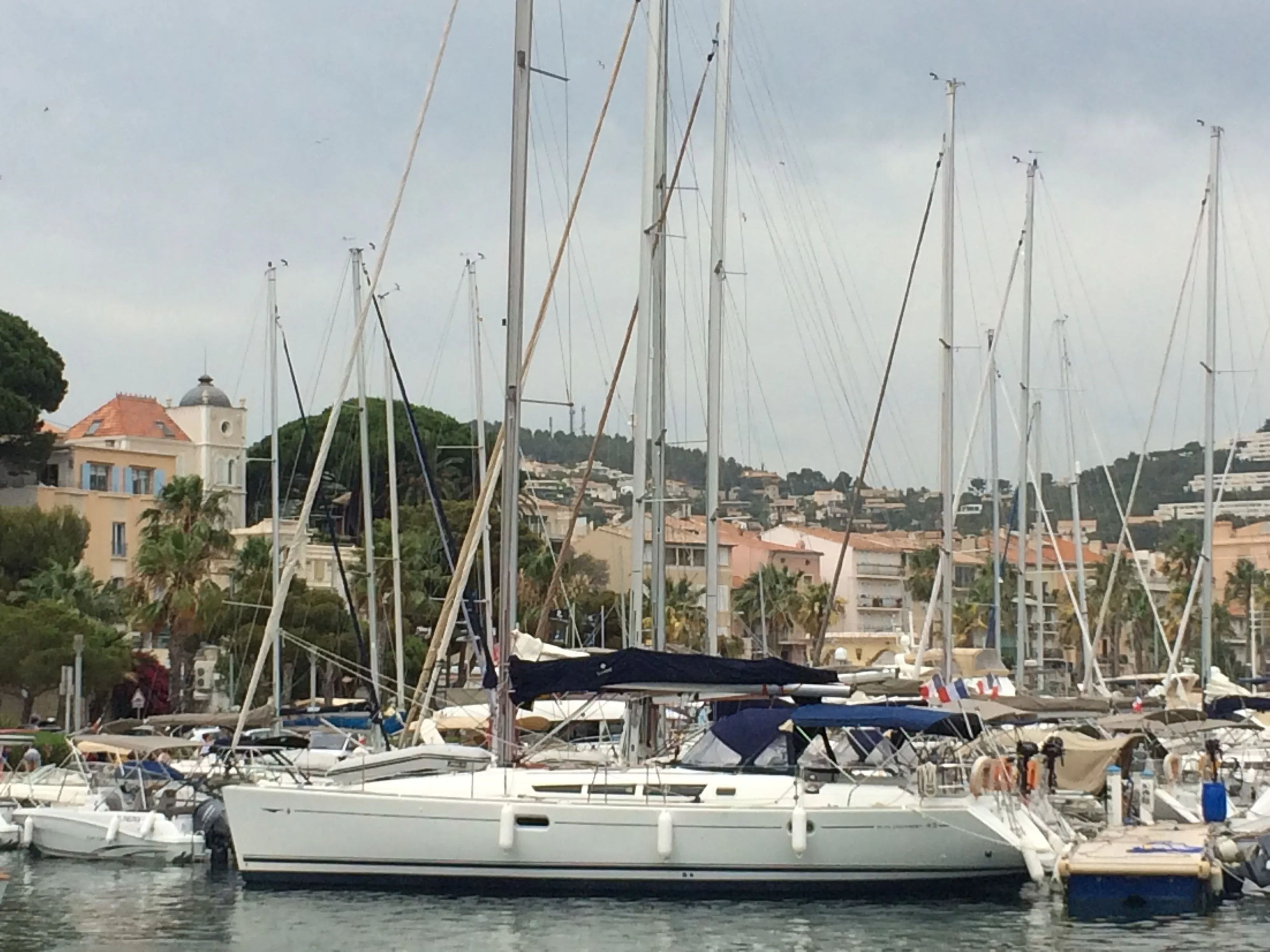 Boot - Rent a 13.72m Jeanneau Sun Odyssey 45 Sailing Yacht in Toulon