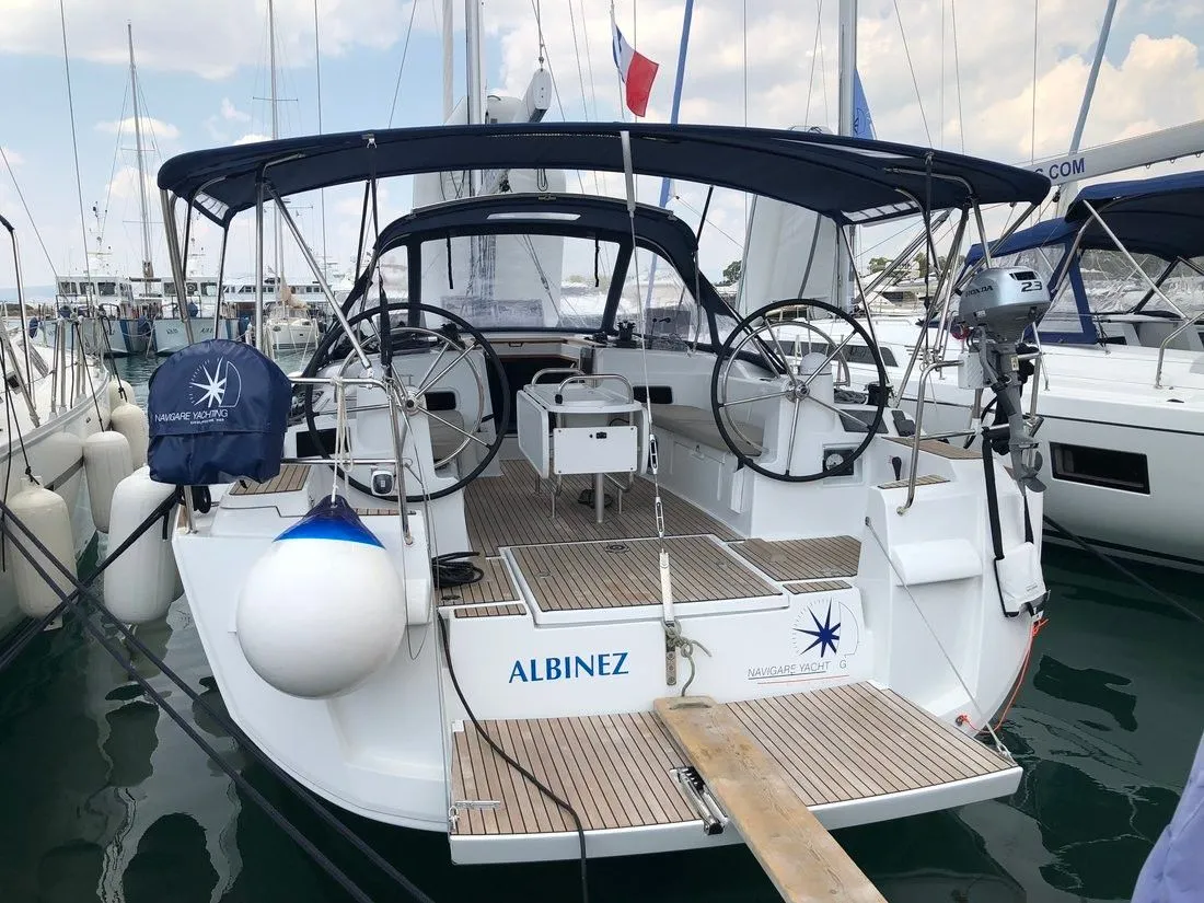 Charter a 14.43m Boat in Elliniko