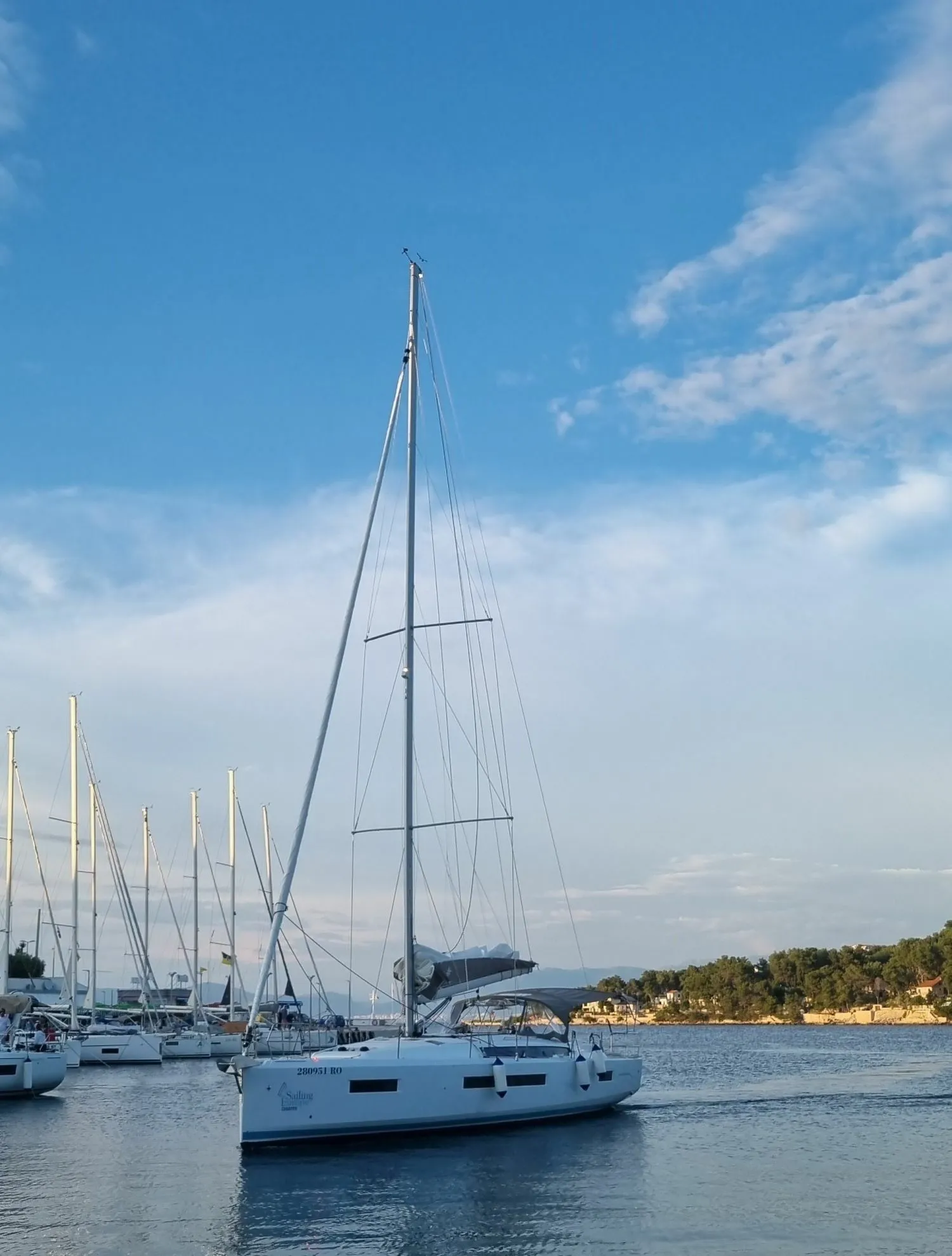 Izzy Kiralık Teknesi