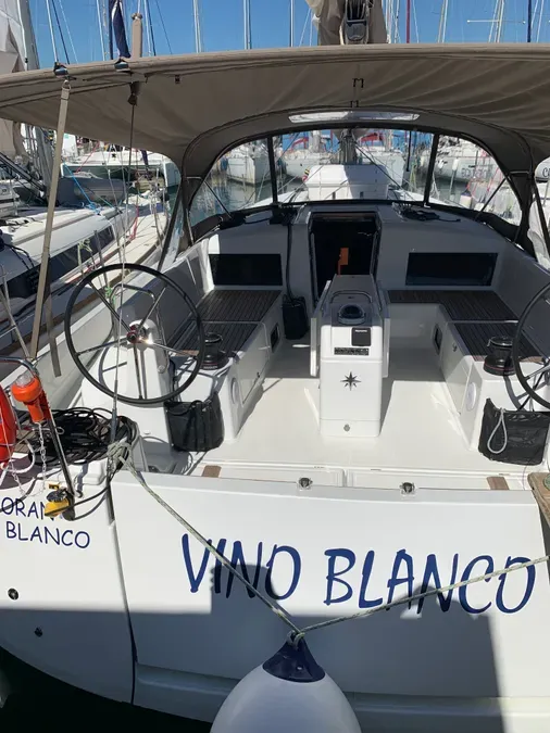 Charter a 13.39m Jeanneau Sun Odyssey 490 in Santa Cruz de Tenerife