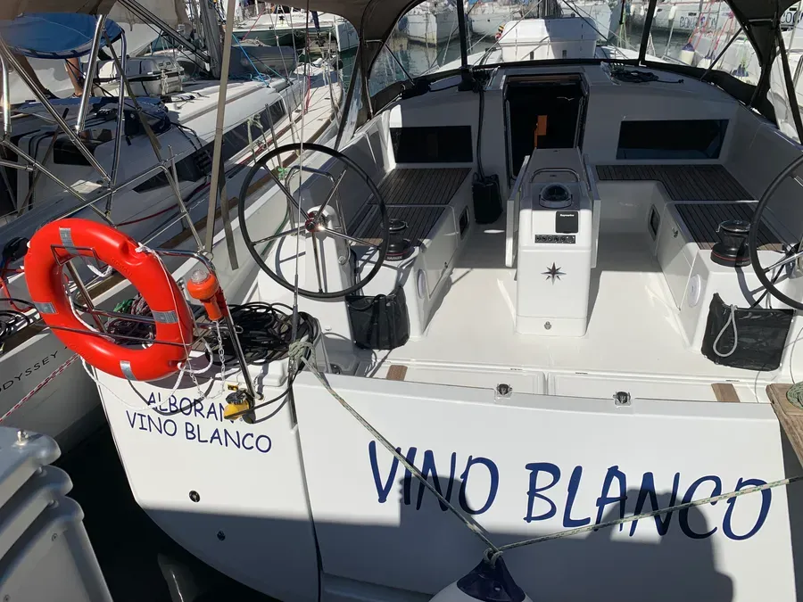 Vino Blanco Charter Boat