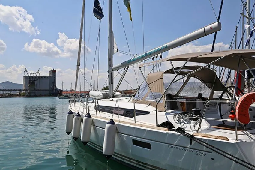 Charter a 14.95m Jeanneau Sun Odyssey 509 Sailing Yacht in Loutraki