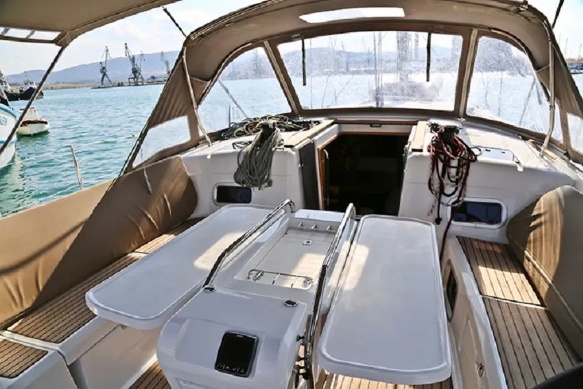 Charter a 14.95m Jeanneau Sun Odyssey 509 Sailing Yacht in Loutraki