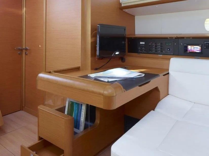 Explore Warwick on a 15.38m Rental Boat