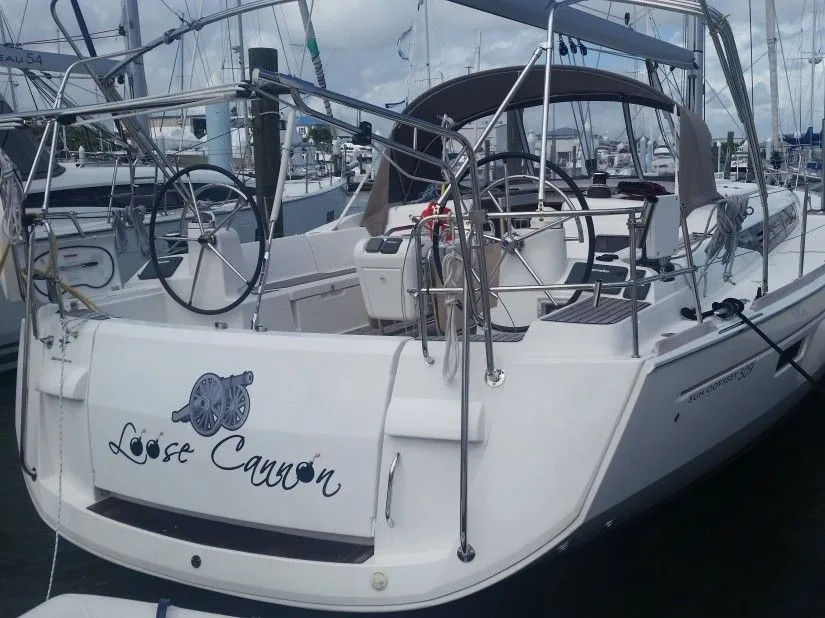 Explore Warwick on a 15.38m Rental Boat
