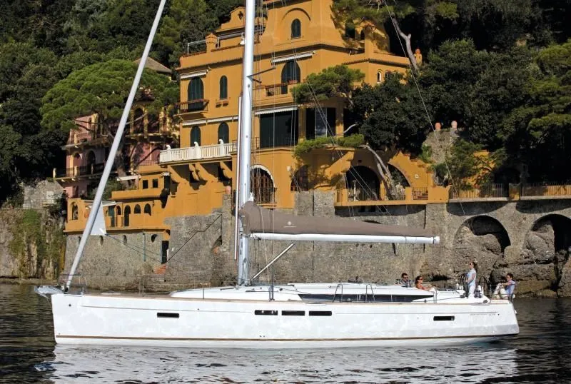 Explore Toulon on a 15.75m Rental Jeanneau Sun Odyssey 519
