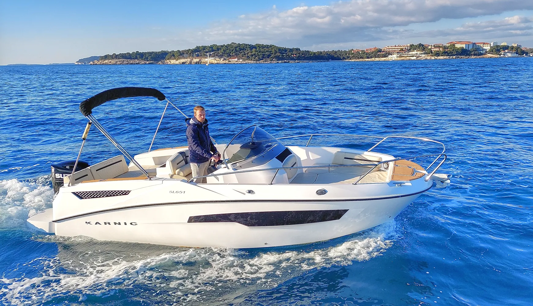 Charter a 7.15m Motor Boat in Pula