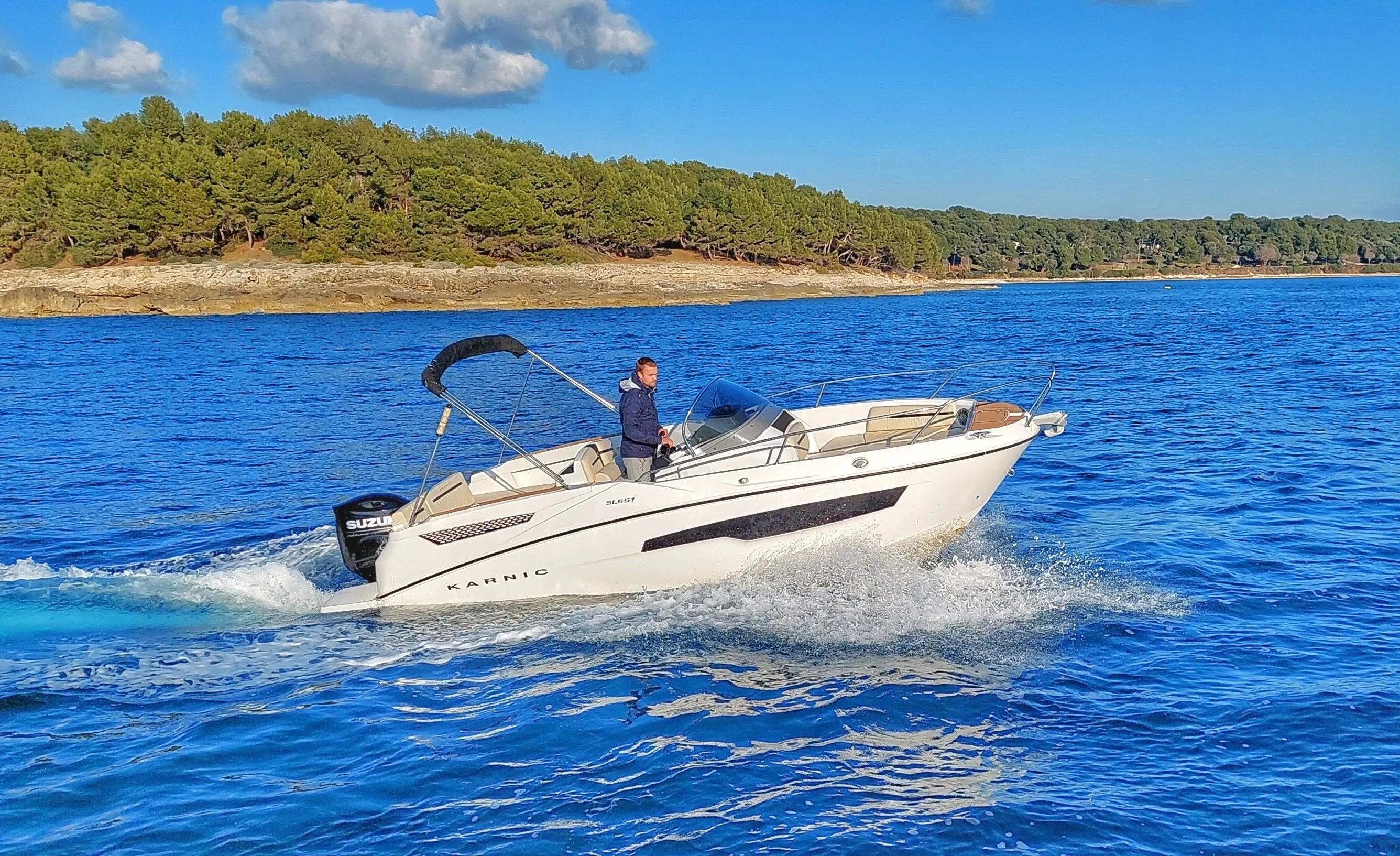 Charter a 7.15m Motor Boat in Pula