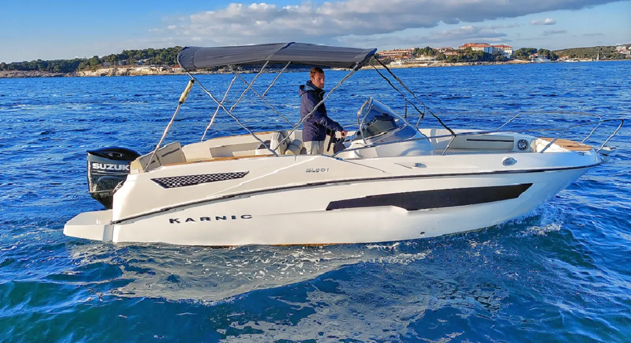 Charter a 7.15m Motor Boat in Pula