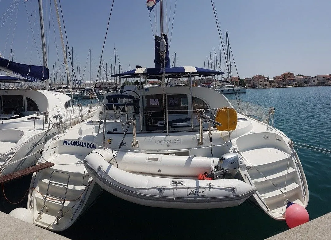 Charter a 11.55m Lagoon 380 in Betina