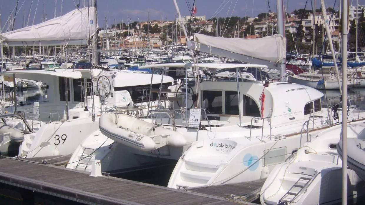 Charter a 11.55m Lagoon 380 S2 in Cogolin