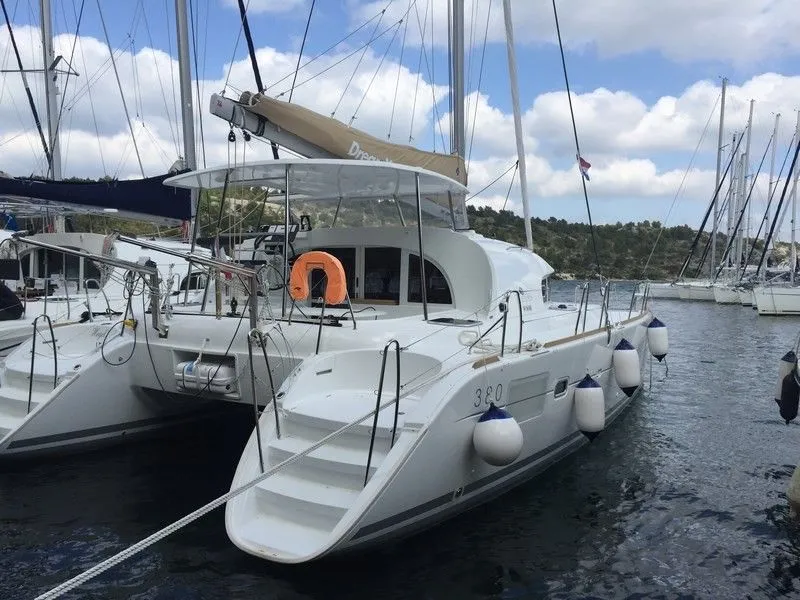 Boot - Explore Toulon on a 11.55m Rental Lagoon 380 S2