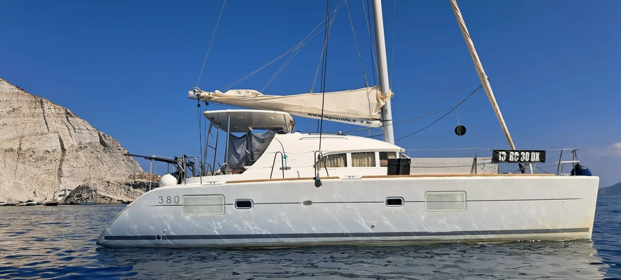 Charter a 11.55m Catamaran in Nettuno