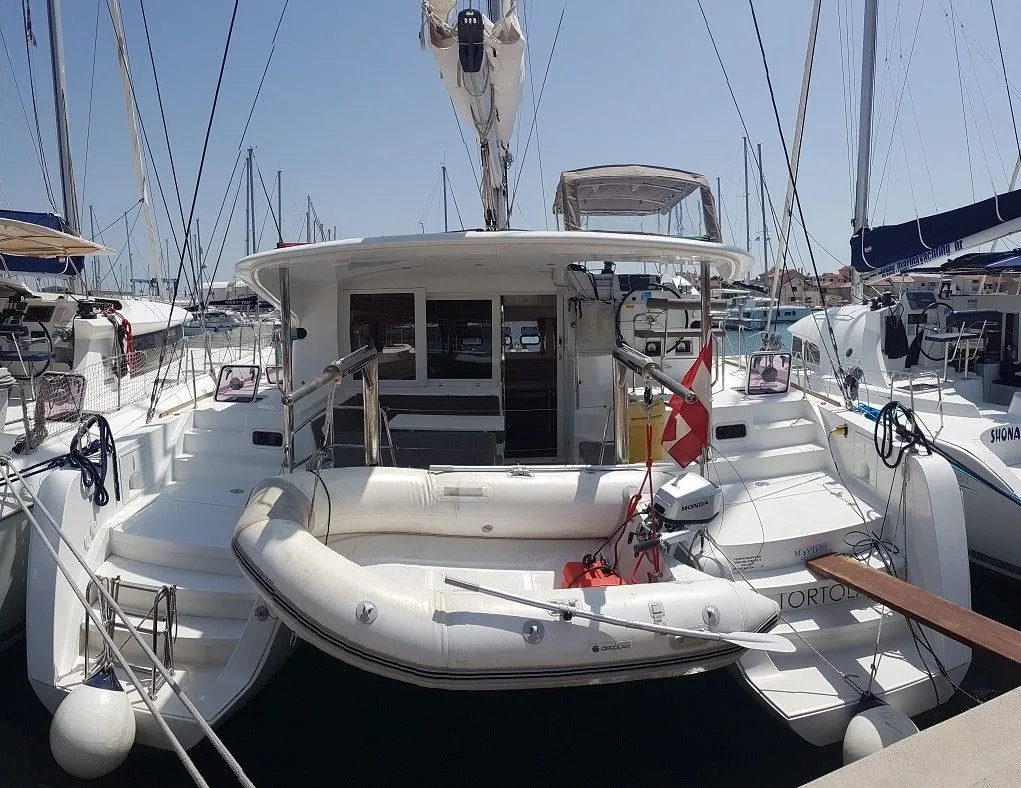 Charter a 11.74m Boat in Betina