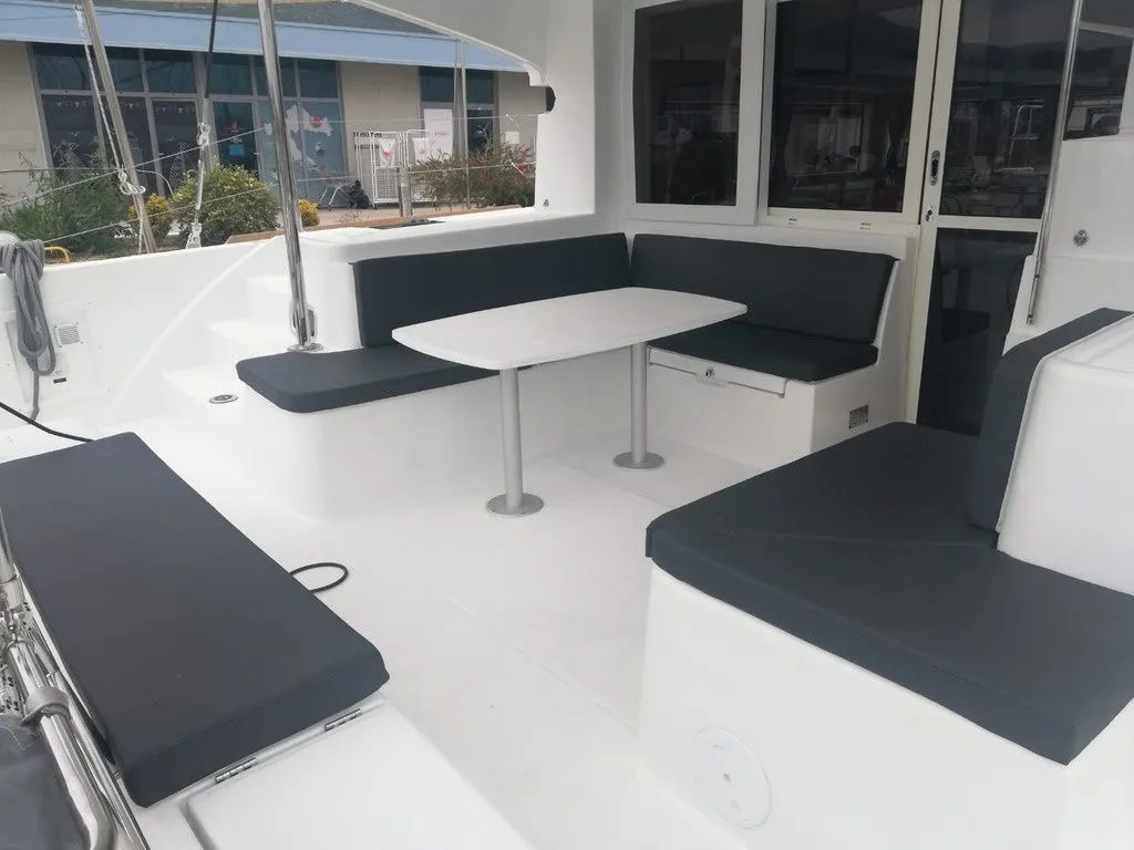 Adriana Charterboot - 5