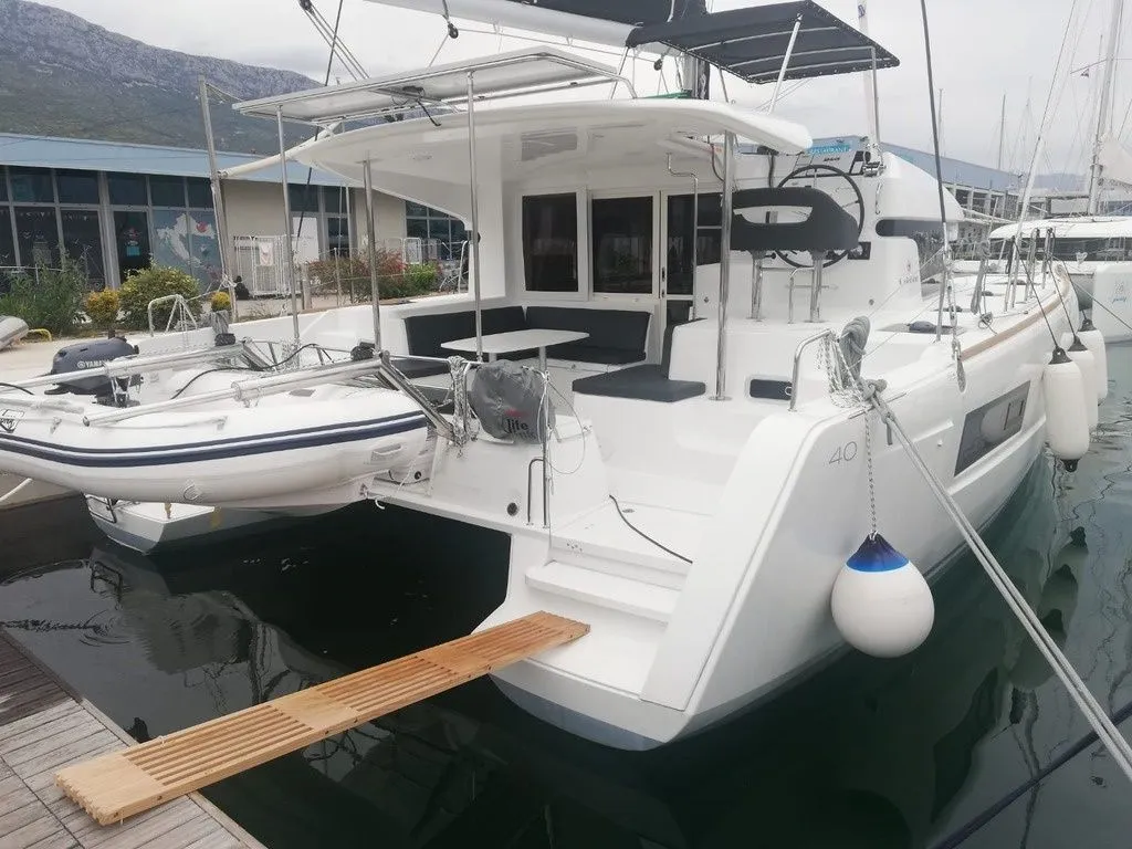 Adriana Charterboot - 4