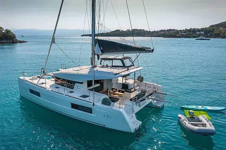 Charter a 11.74m Lagoon 40 in Porto Heli