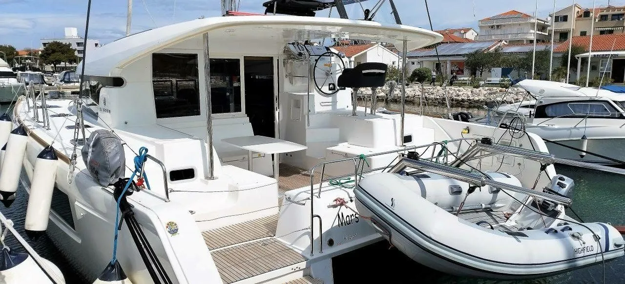 Charter a 11.74m Catamaran Lagoon 40 in Vodice