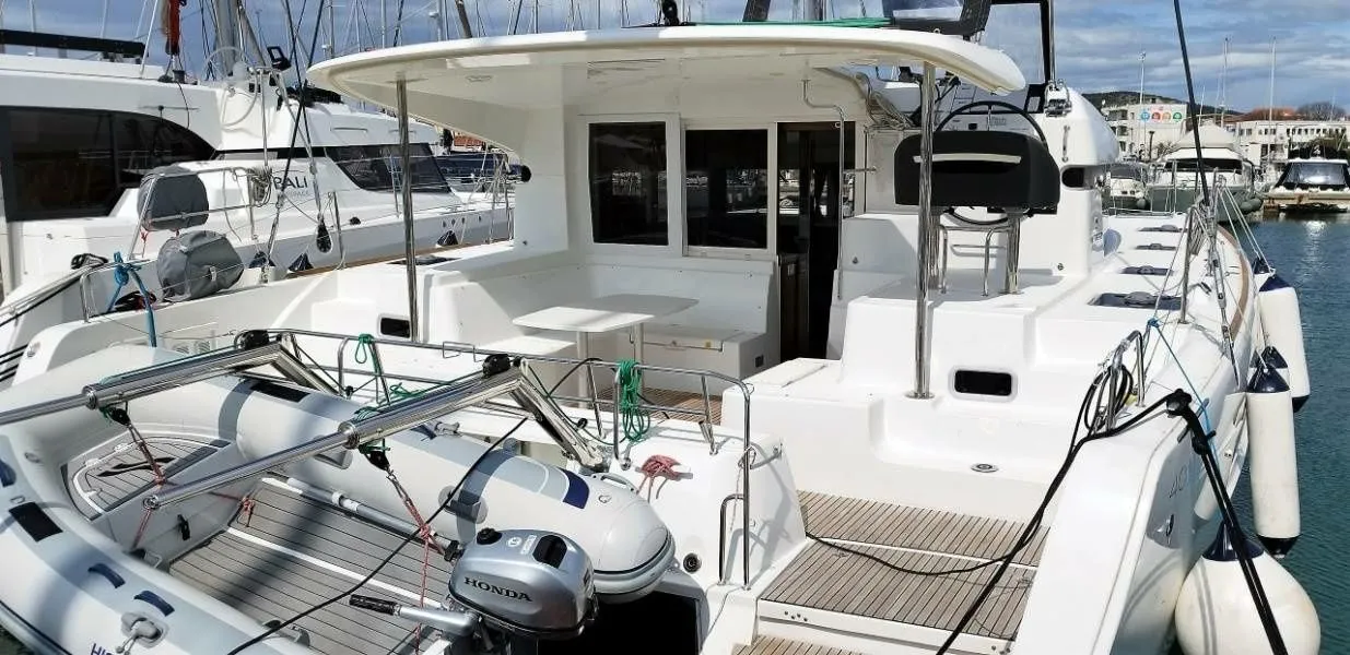 Charter a 11.74m Catamaran Lagoon 40 in Vodice