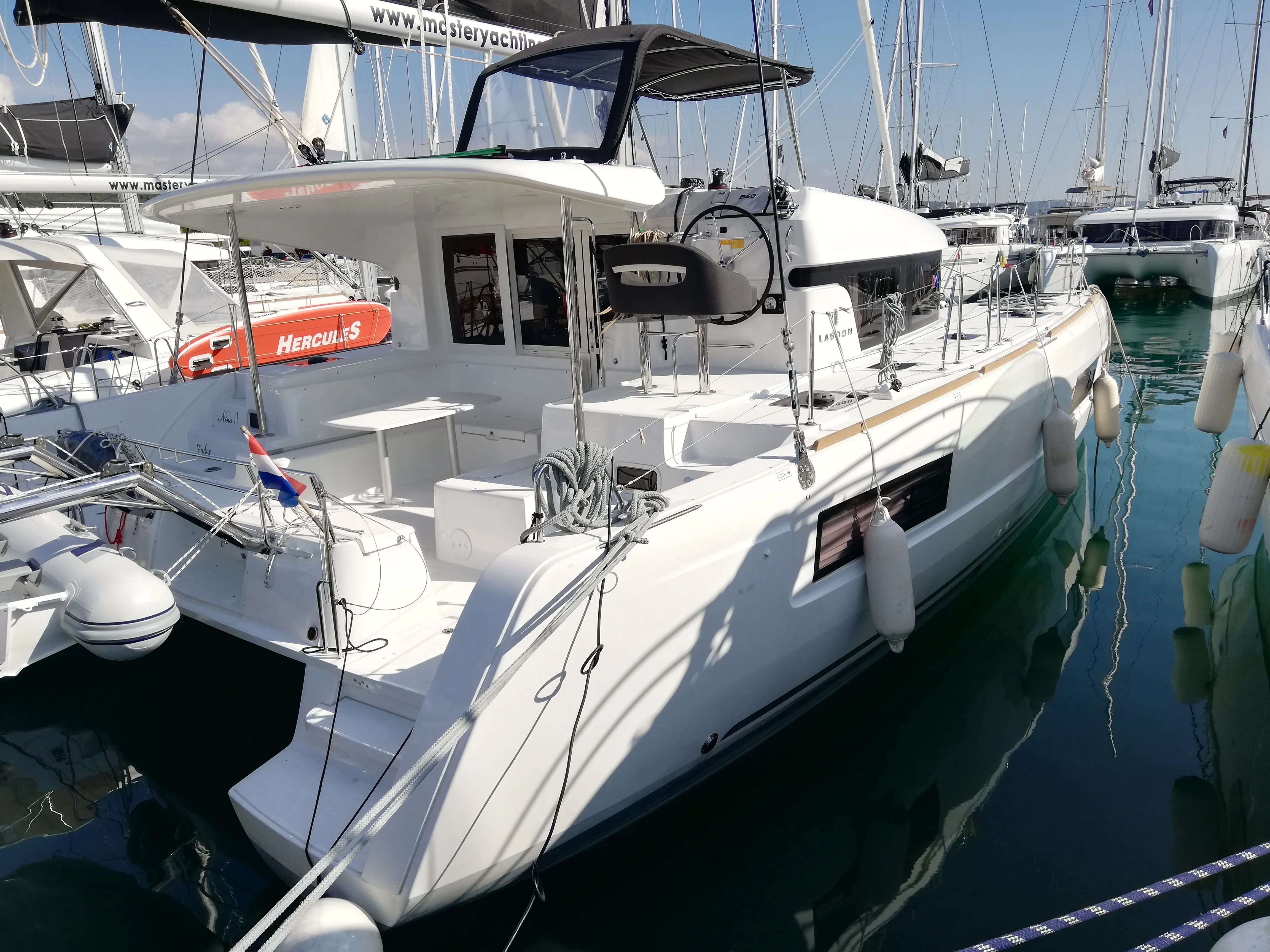 Charter a 11.74m Lagoon 40 in Sukosan
