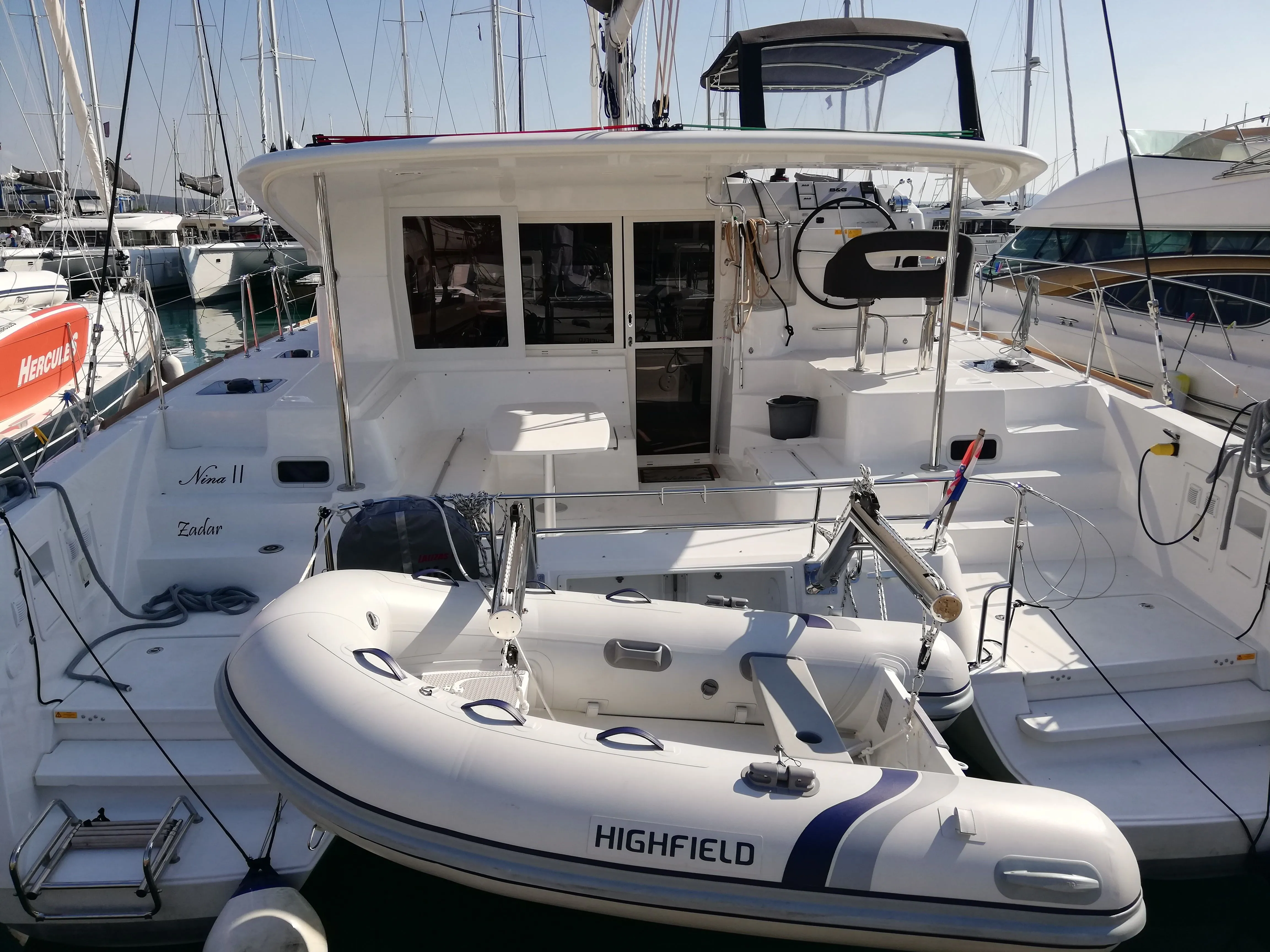 Charter a 11.74m Lagoon 40 in Sukosan