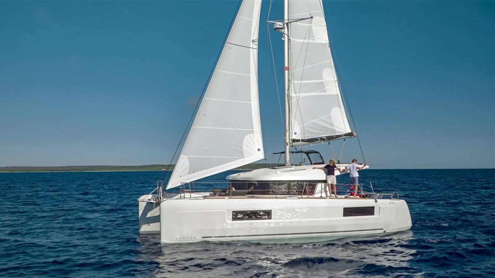 11.74m Pointe-à-Pitre 6 Cabin Catamaran Hire