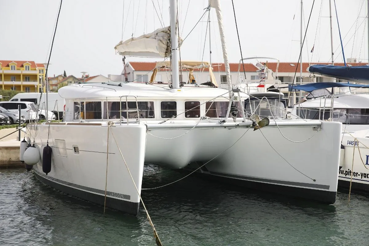 Rent a 11.97m Boat in Pula