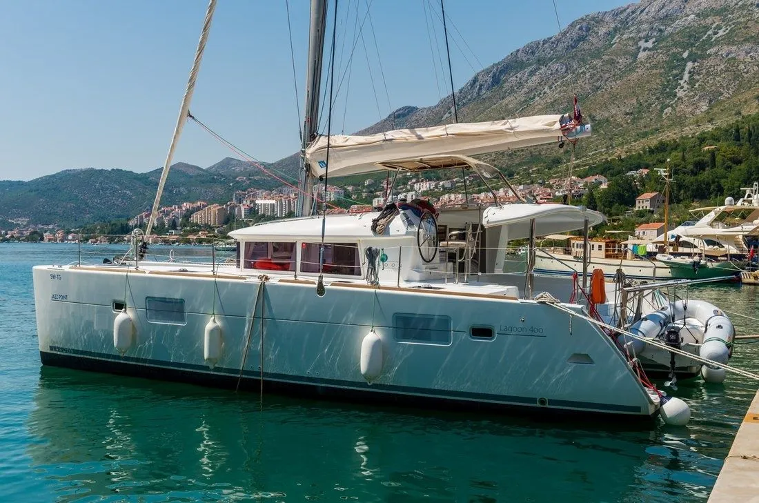 Charter a 11.97m Catamaran Lagoon 400 in Split