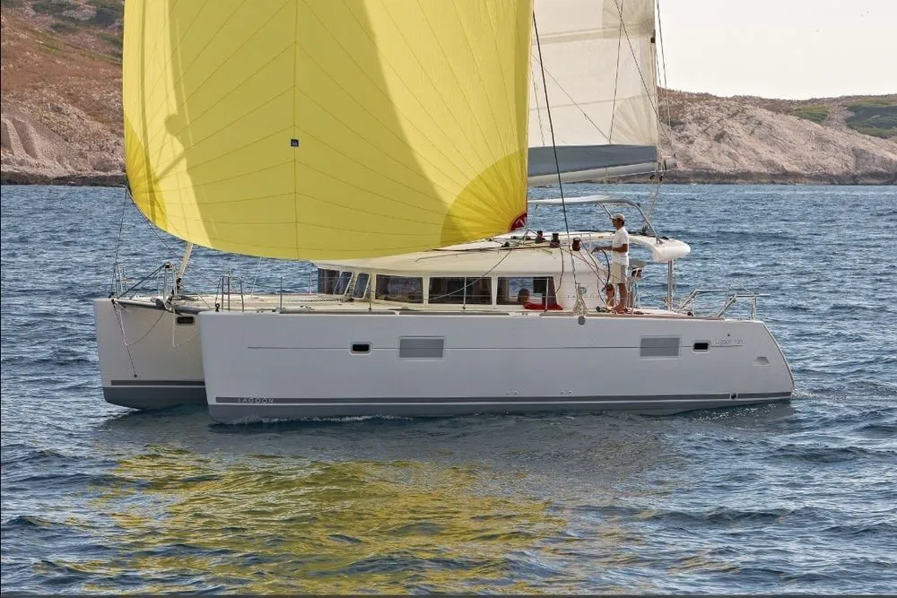 11.98m Ribishi Lagoon 400 Catamaran Hire