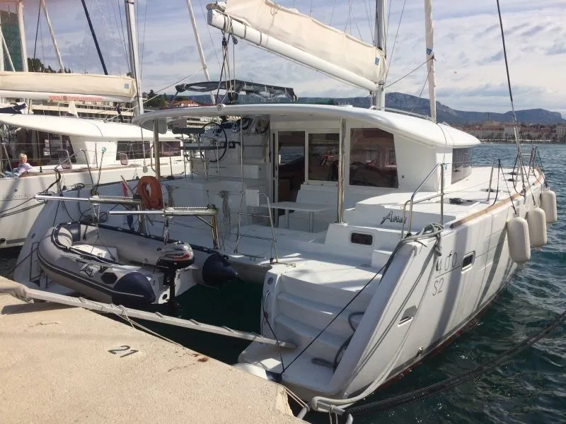 Charter a 11.97m Lagoon 400 S2 in Split