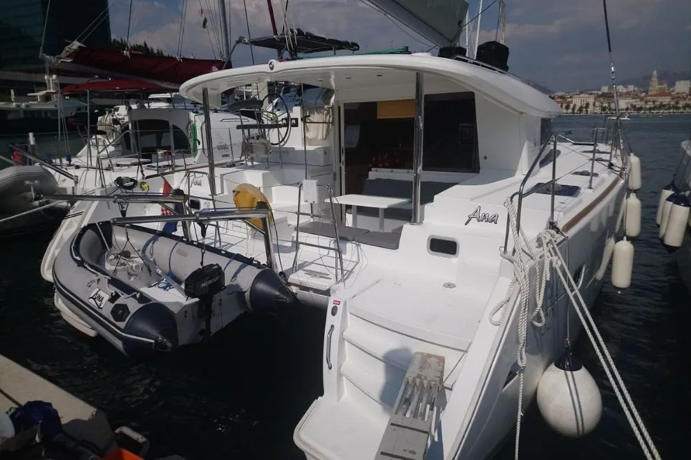 Charter a 11.97m Lagoon 400 S2 in Split