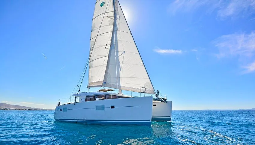 Boot - Charter a 11.97m Catamaran in Lavrion